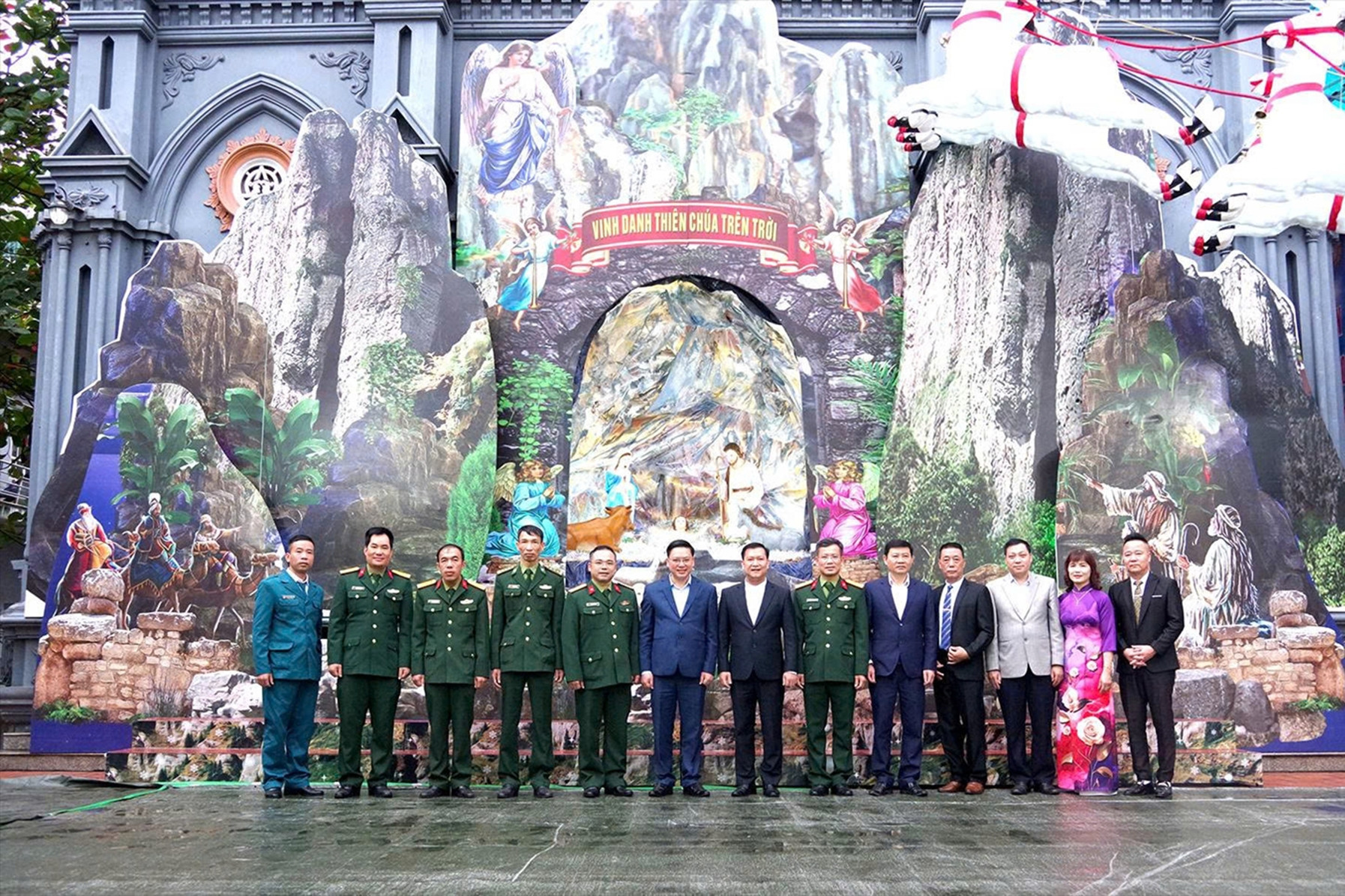 Thắm tình quân dân mùa Giáng sinh ở Quảng Ninh