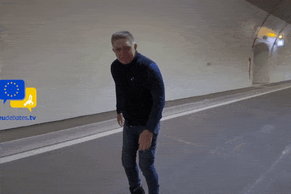 Thủ tướng Slovakia trượt patin xuyên hầm dài nhất nước, phản đối kế hoạch của EU