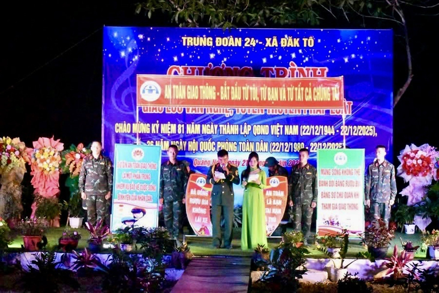 Trung đoàn 24 tuyên truyền pháp luật tại thôn Kon Tu Peng