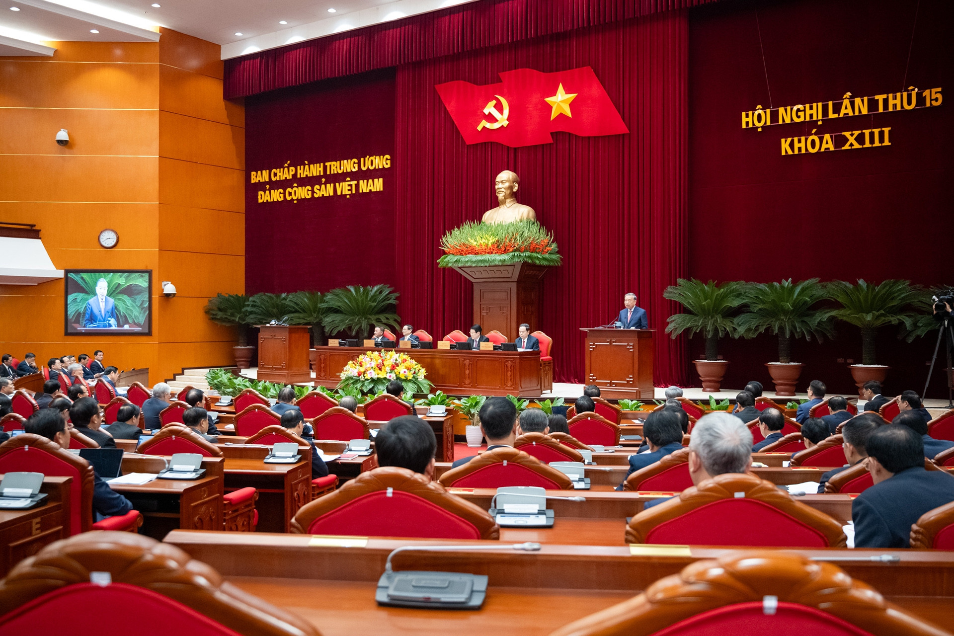 Trung ương thông qua nhân sự giới thiệu vào Bộ Chính trị, Ban Bí thư khóa mới