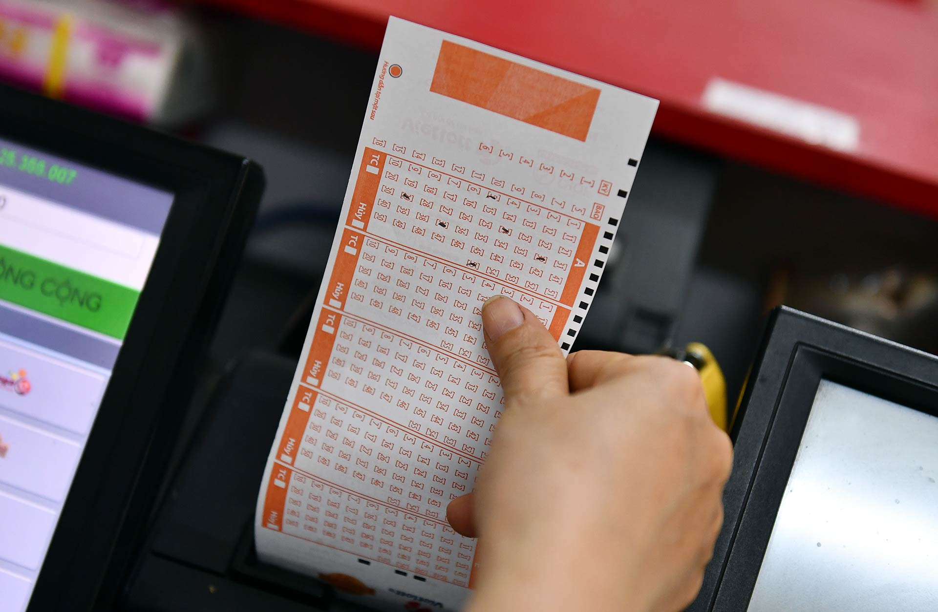 Tìm thấy vé số trúng độc đắc Vietlott tiền tỷ