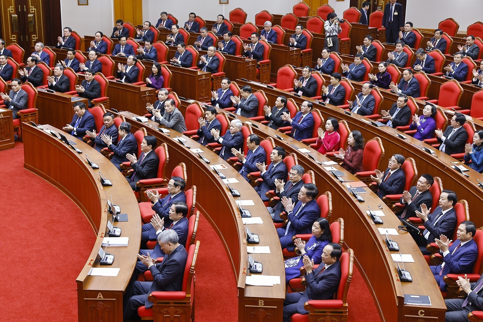  Trung ương xác định đổi mới mạnh mẽ công tác cán bộ, trọng dụng nhân tài 