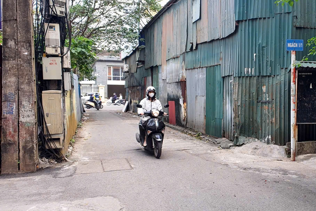  Vụ bắt nữ sinh ở Hà Nội quỳ xin lại gói hàng: Nhân chứng kể lại phút náo loạn 