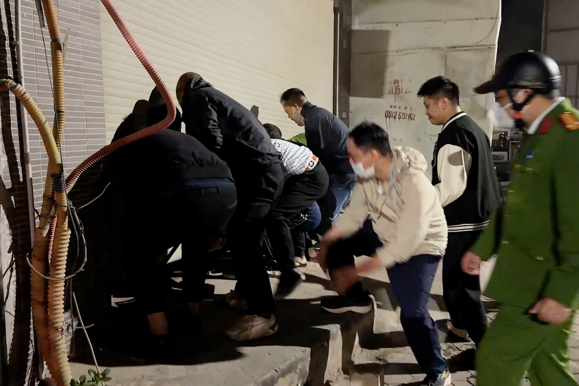 Vụ cháy chợ Xanh ở Hà Nội: Hàng chục thanh niên nhấc cửa cuốn cứu 1 gia đình