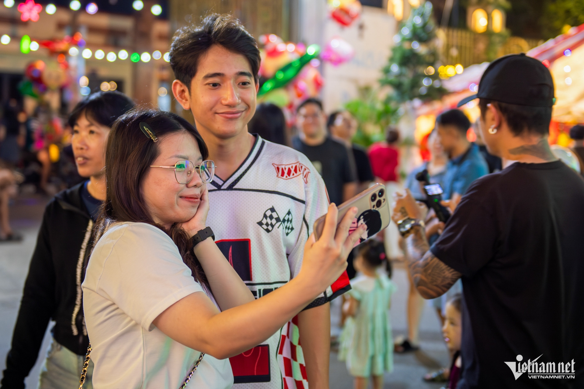 Loạt nhà thờ ở TPHCM rực rỡ ánh đèn trước Giáng sinh, nườm nượp người check-in https://static-images.vnncdn.net/vps_images_publish/000001/000003/2025/12/23/w-giang-sinh-tphcm-7-1414.jpg