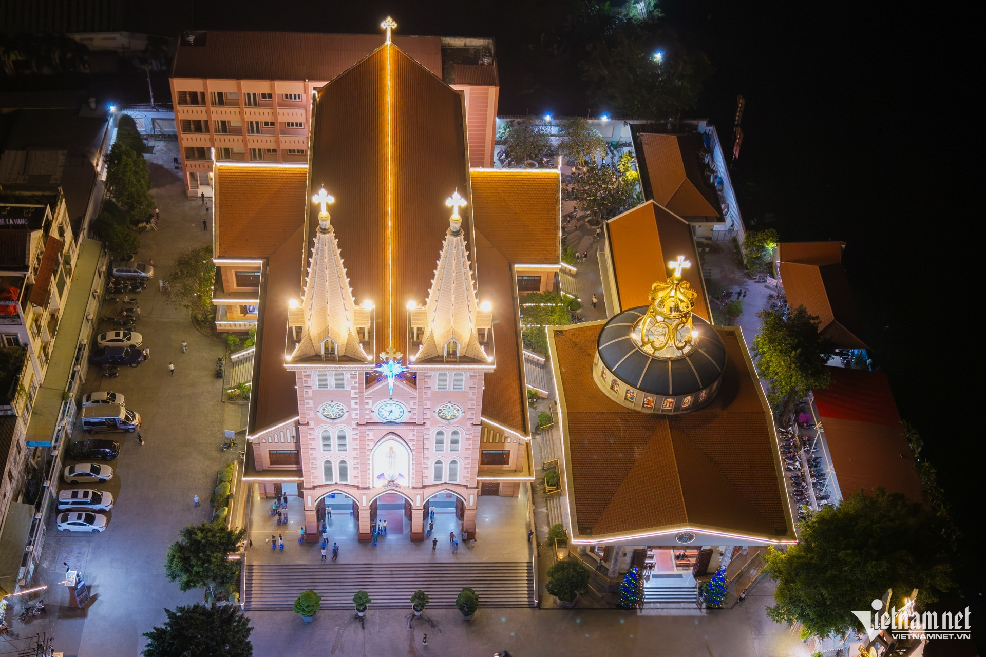 Loạt nhà thờ ở TPHCM rực rỡ ánh đèn trước Giáng sinh, nườm nượp người check-in W-giáng sinh TPHCM 8.jpg