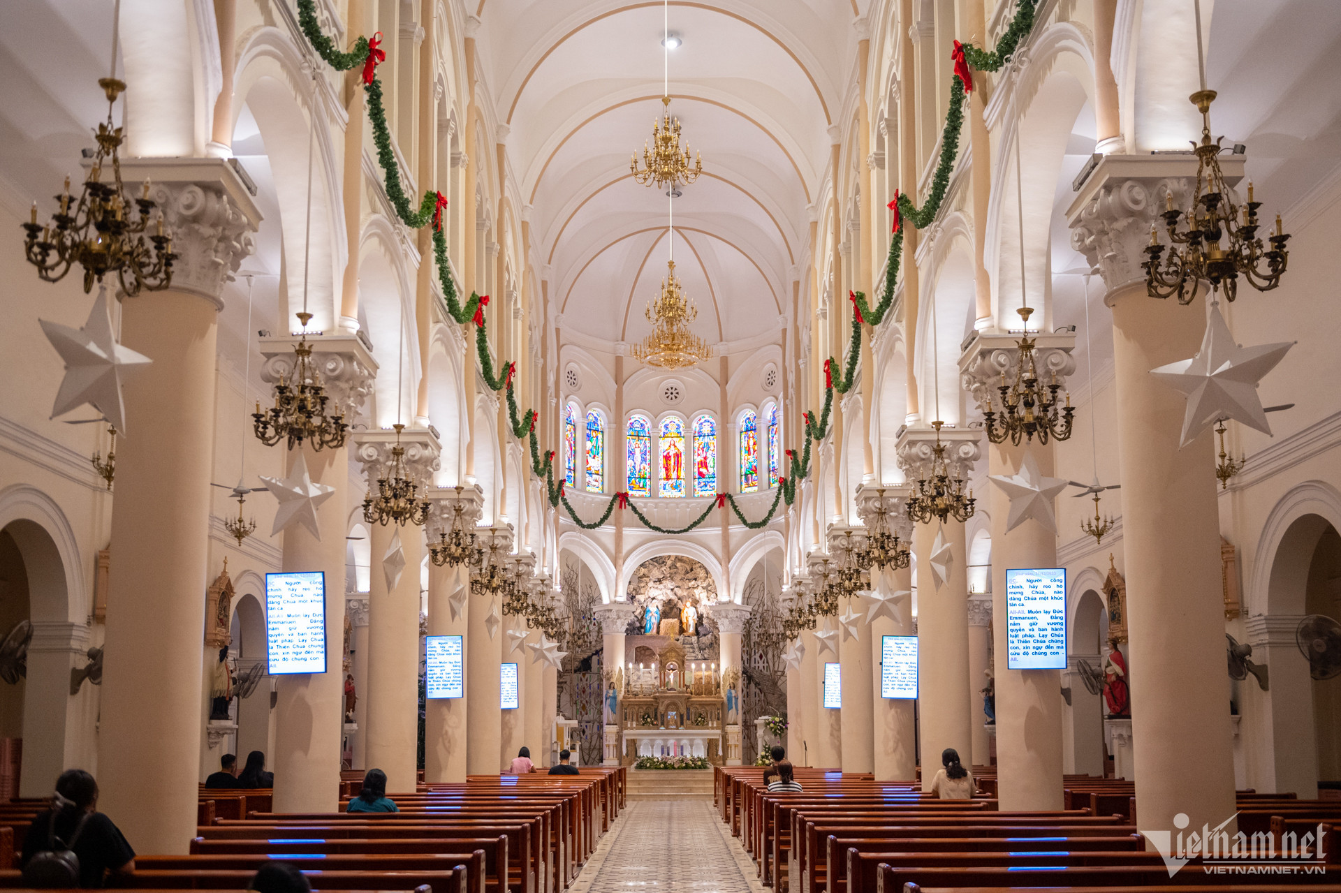 Loạt nhà thờ ở TPHCM rực rỡ ánh đèn trước Giáng sinh, nườm nượp người check-in w nha tho 5 4 288.jpg