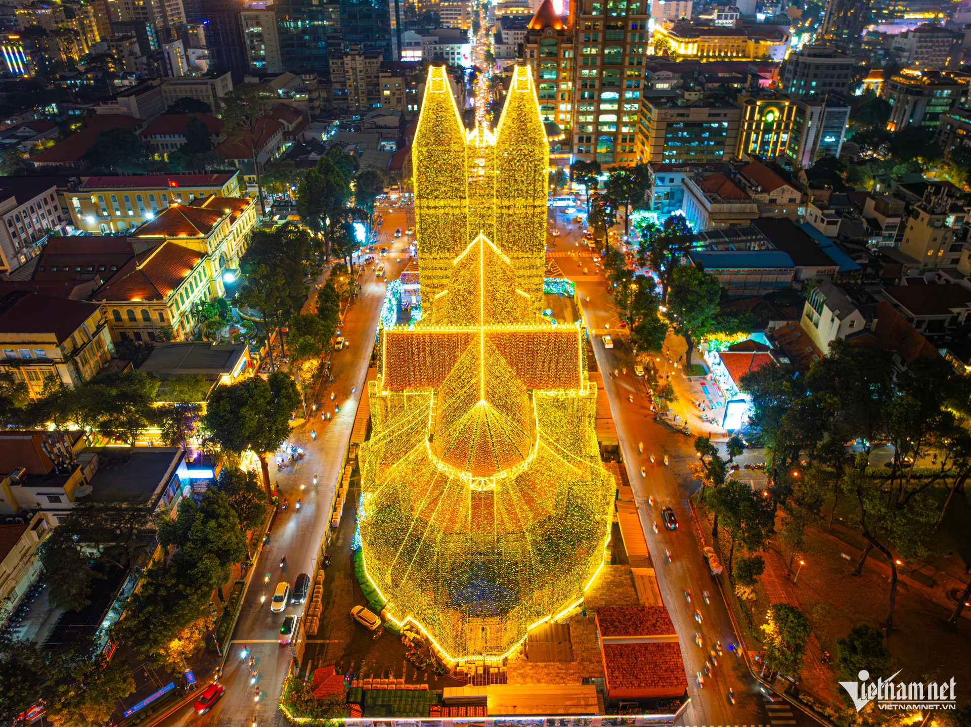 Loạt nhà thờ ở TPHCM rực rỡ ánh đèn trước Giáng sinh, nườm nượp người check-in W-nhà thờ lớn 19.jpg