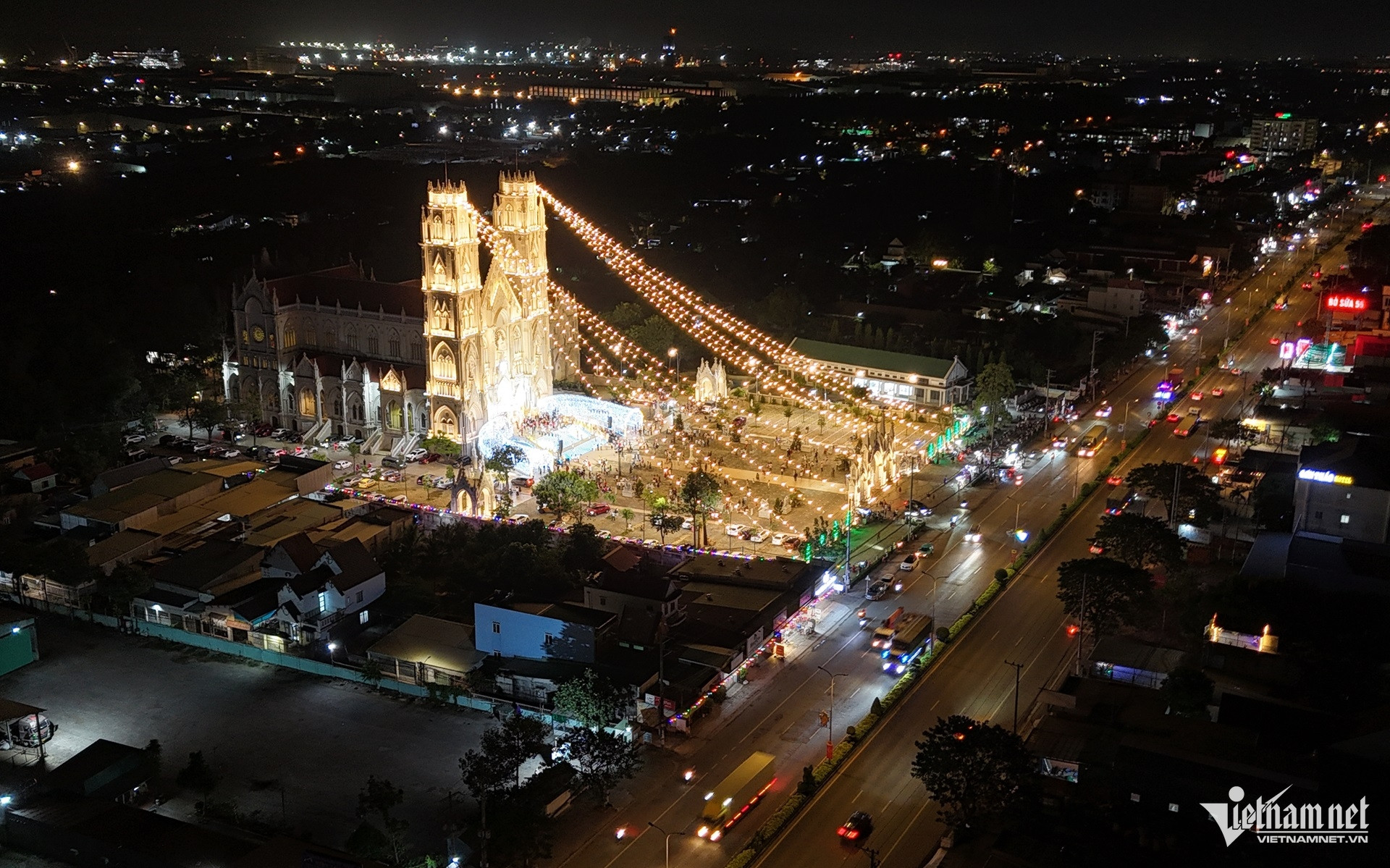 W-Nhà thờ Song Vĩnh rực sáng đón Giáng sinh, du khách đổ về check in.3.JPG.jpg