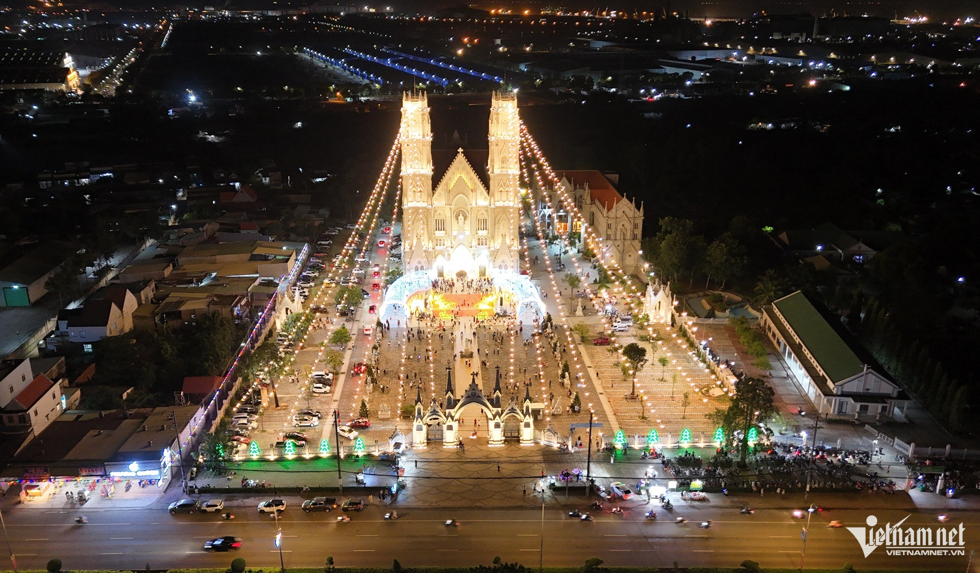 W-Nhà thờ Song Vĩnh rực sáng đón Giáng sinh, du khách đổ về check in.JPG.jpg