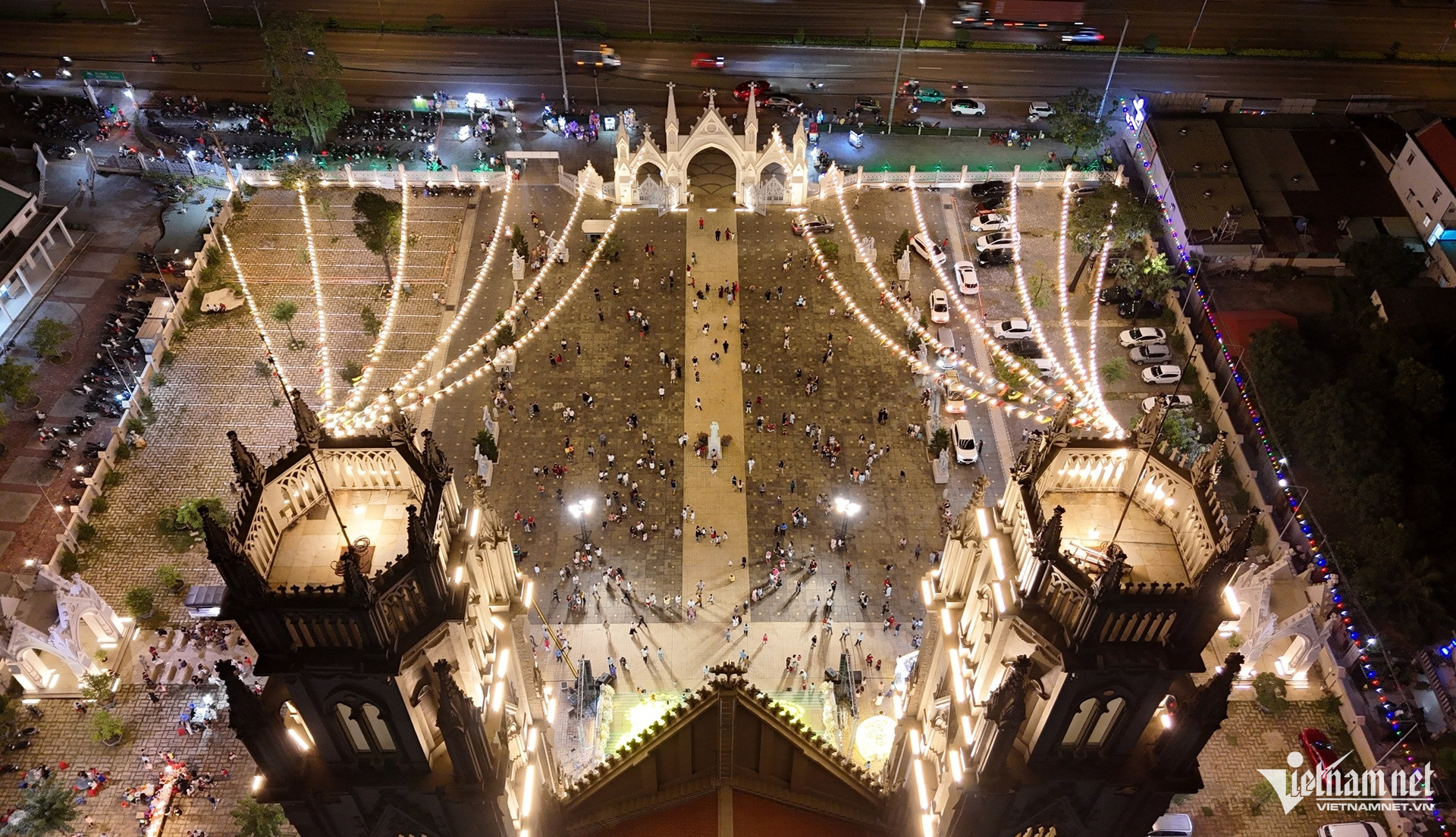 W-Nhà thờ Song Vĩnh rực sáng đón Giáng sinh, du khách đổ về check in..JPG.jpg