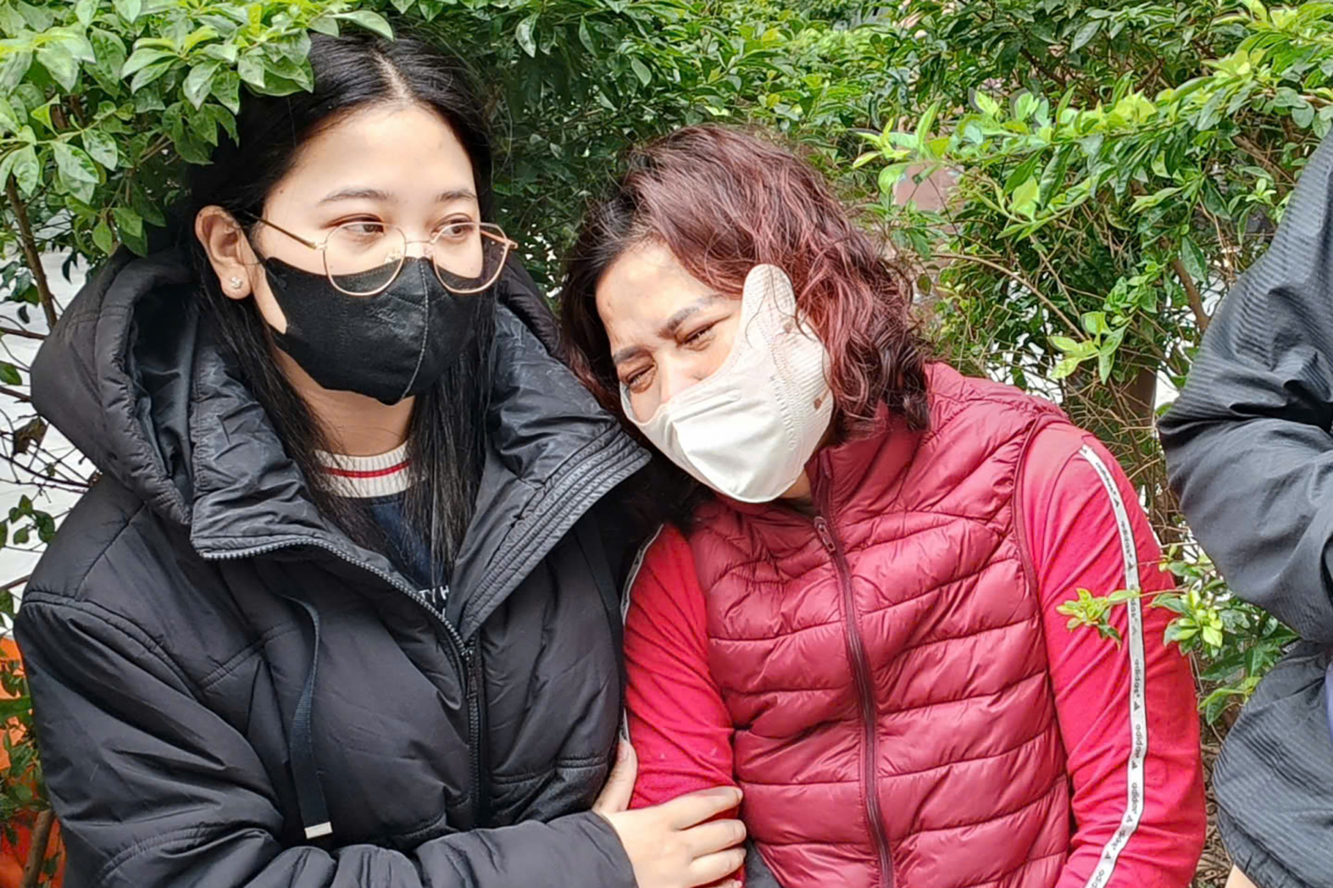  Tiểu thương ở Hà Nội òa khóc: 'Dồn hết vốn nhập hàng bán Tết, giờ thành than' 