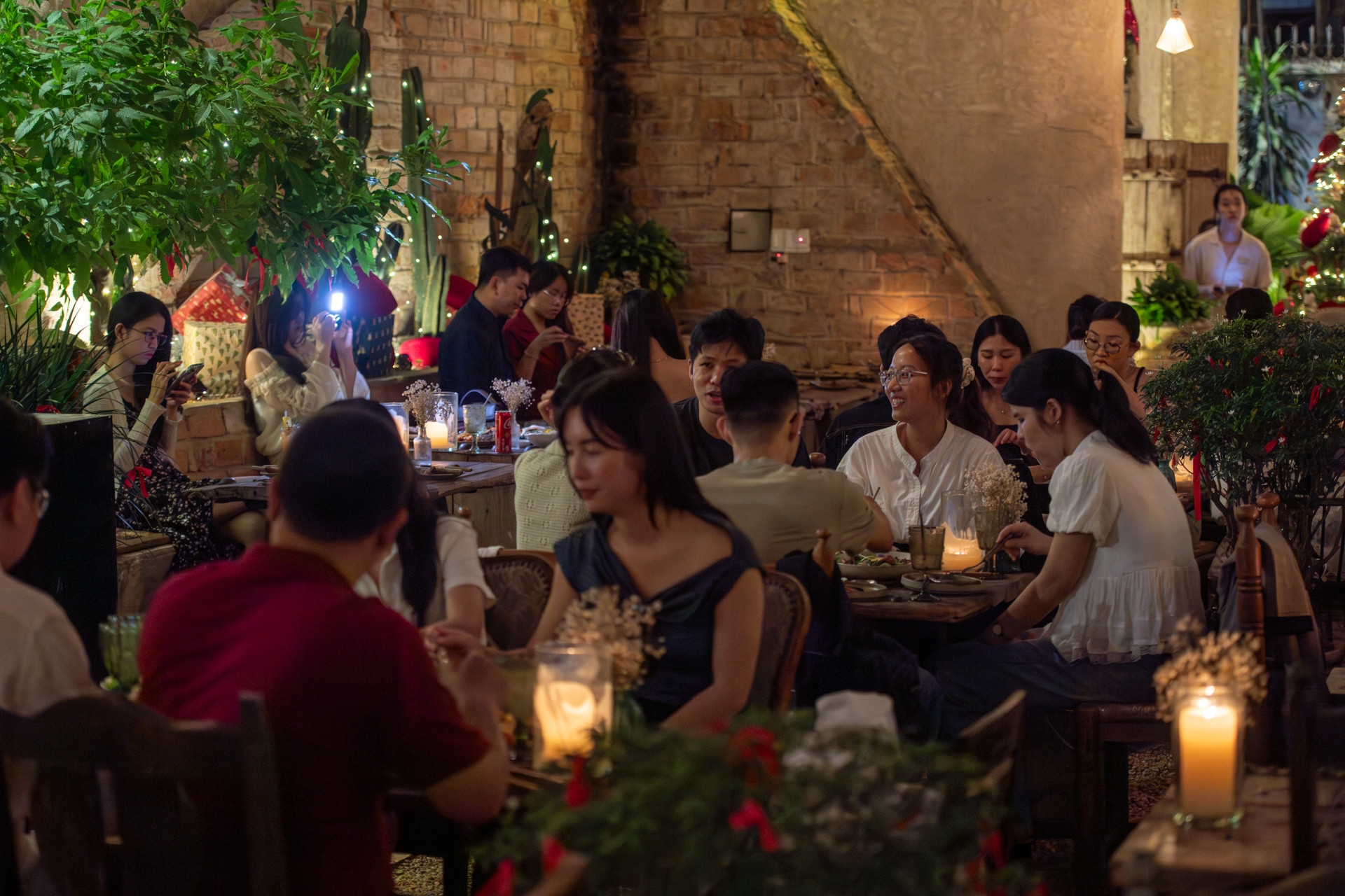 Giáng sinh rộn ràng, hàng quán TPHCM kín chỗ, nhiều nơi ‘cháy bàn’ đêm 24/12