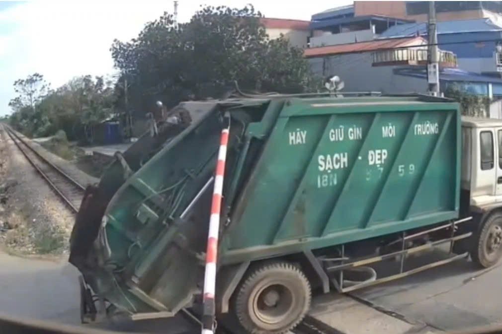 Bản tin chiều 24/12: Xe rác tông hỏng cần chắn tự động đường sắt khi tàu sắp tới