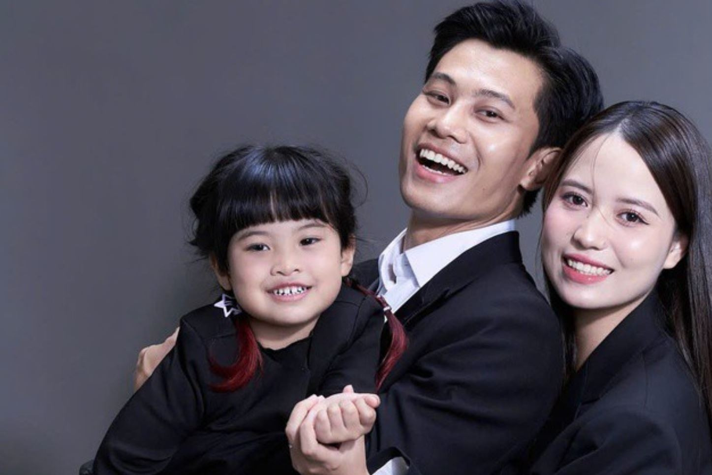  Anh Tạ của bom tấn 'Mưa đỏ' lần đầu tiết lộ về vợ đẹp, con xinh 