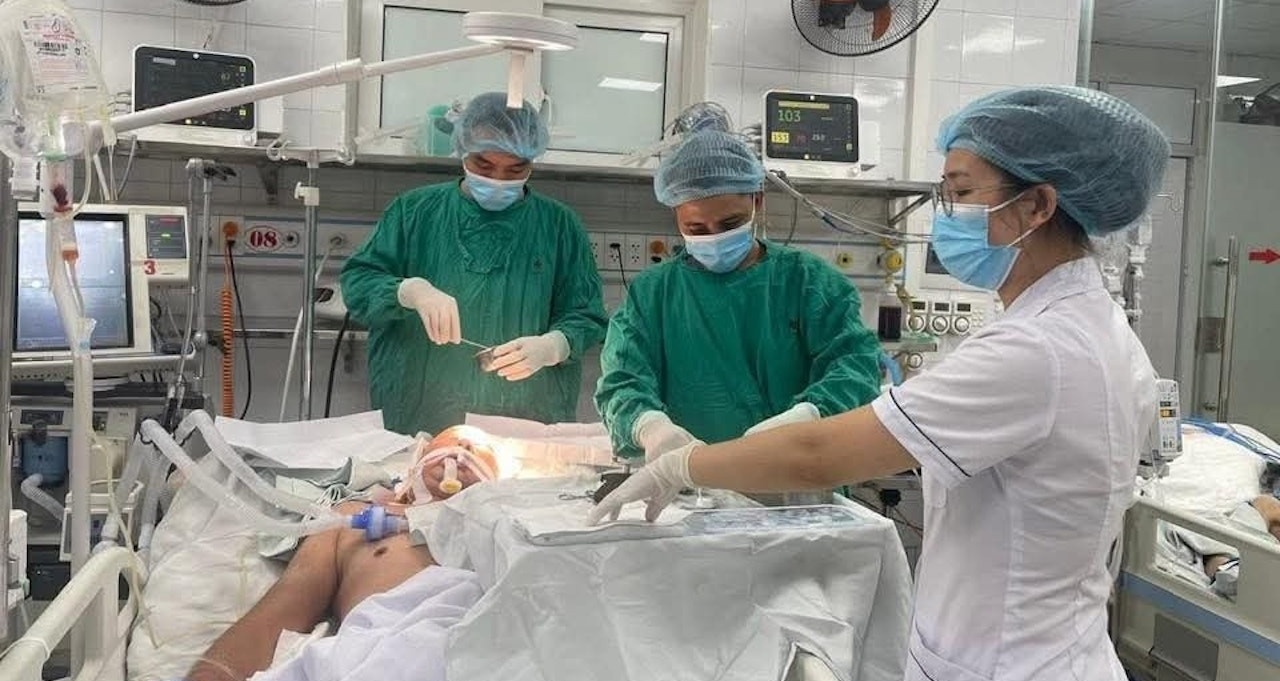 Bệnh viện bật báo động đỏ cứu nam thanh niên sốc đa chấn thương nguy kịch