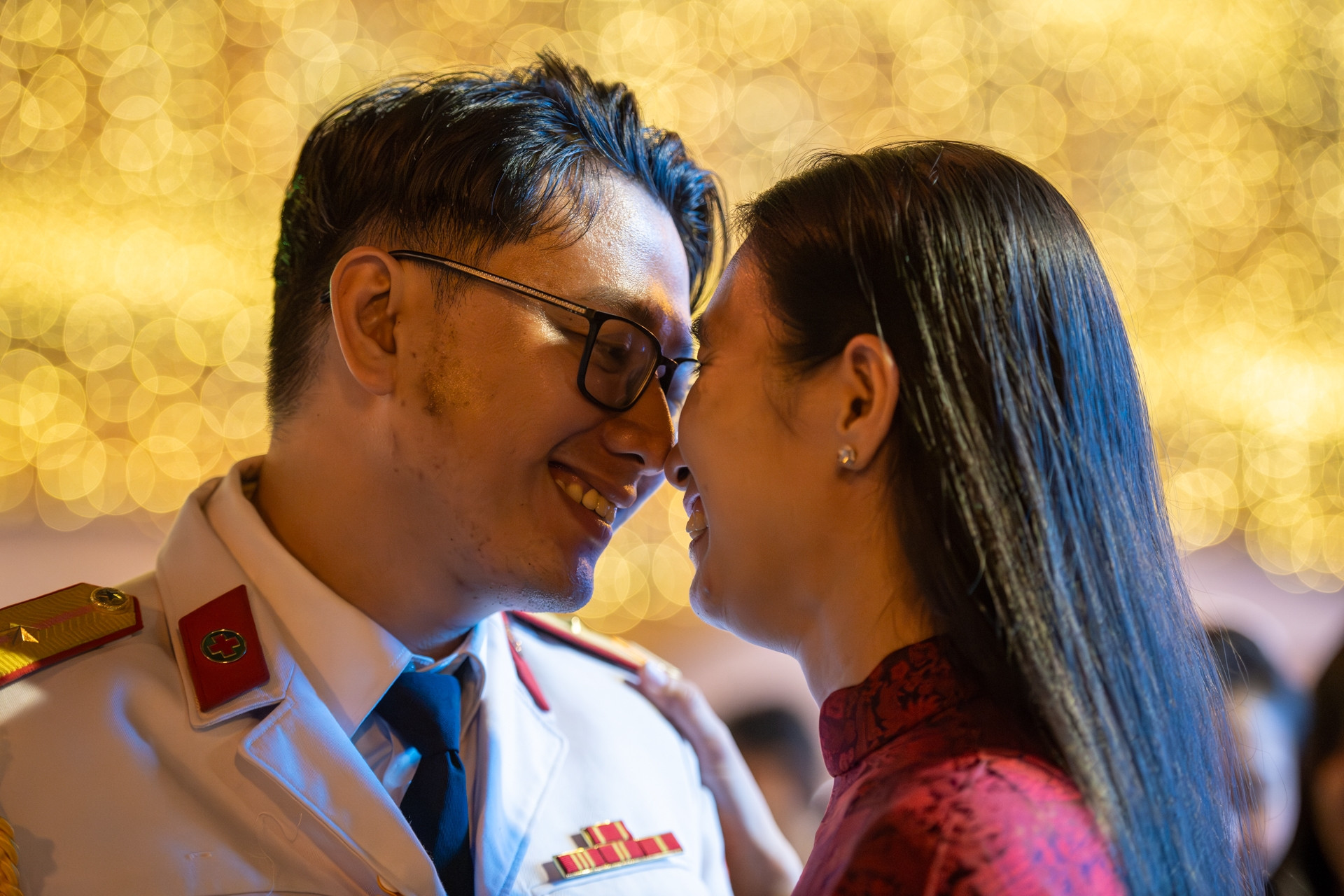 Các cặp đôi tay trong tay dạo phố, trao nhau 'nụ hôn Giáng sinh' ngọt ngào