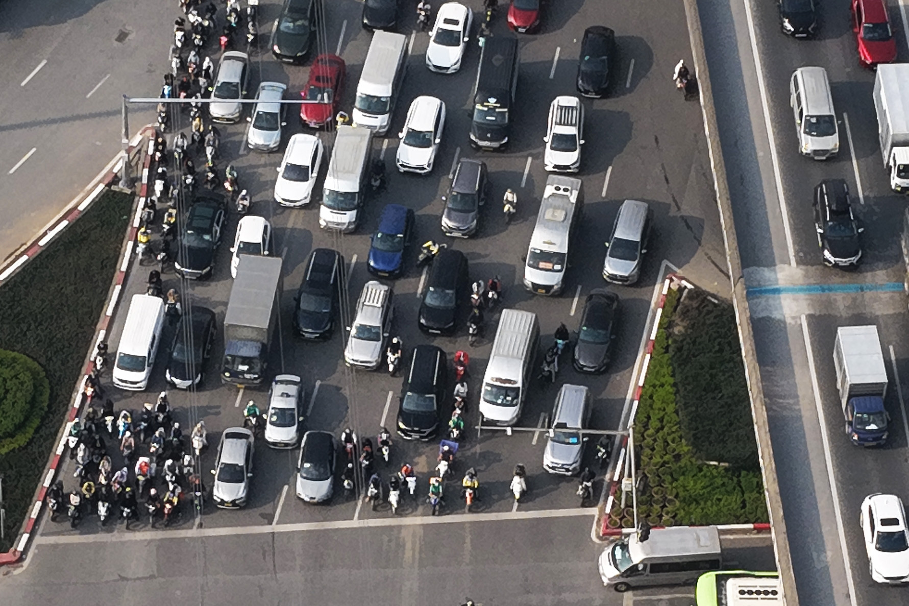 Cận cảnh camera AI tại 6 tuyến phố Hà Nội áp dụng 'làn sóng xanh'