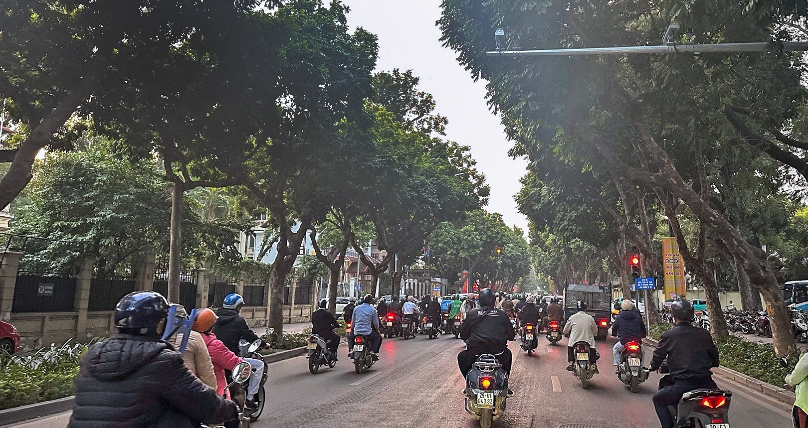 Cận cảnh camera AI tại 6 tuyến phố Hà Nội áp dụng 'làn sóng xanh'