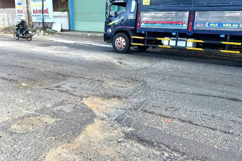Cận cảnh đường gần 700 tỷ xuống cấp, ô tô tràn cả vào làn xe máy