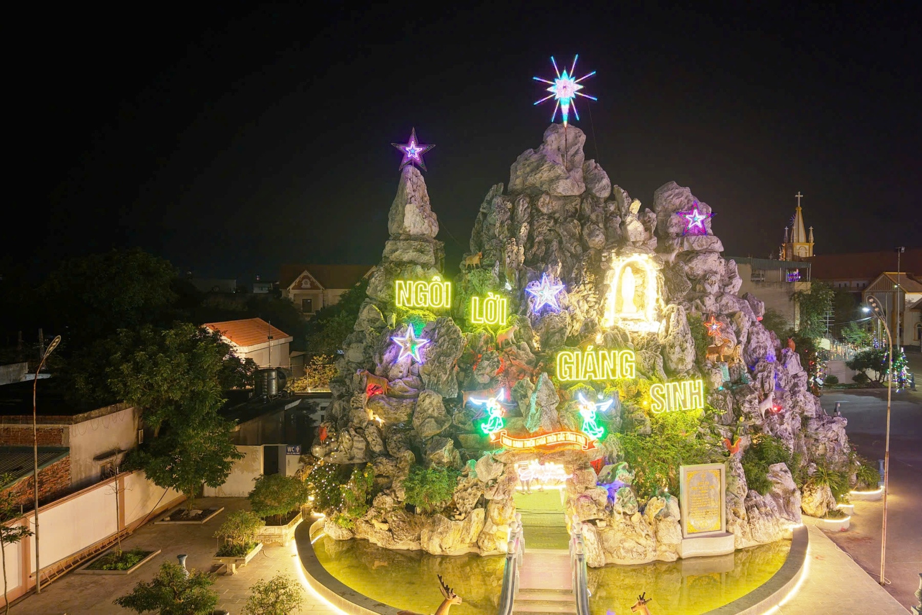 Chiêm ngưỡng hang đá Giáng sinh cao 25m, làm từ hơn 6.000m³ đá ở Ninh Bình