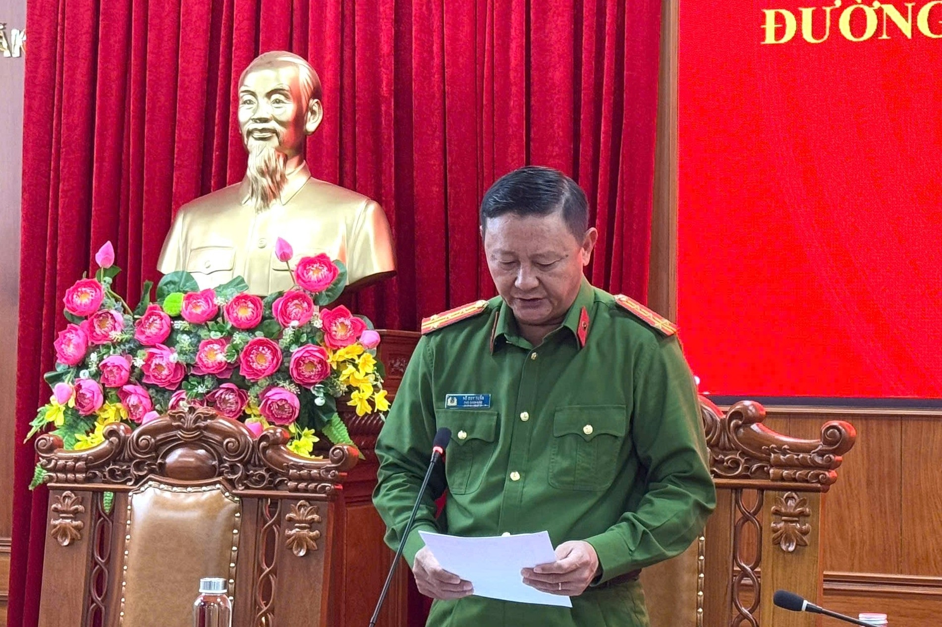 Công an dùng 2 máy xúc đào xới khu vườn 2.000m² của băng tội phạm để tìm ma túy