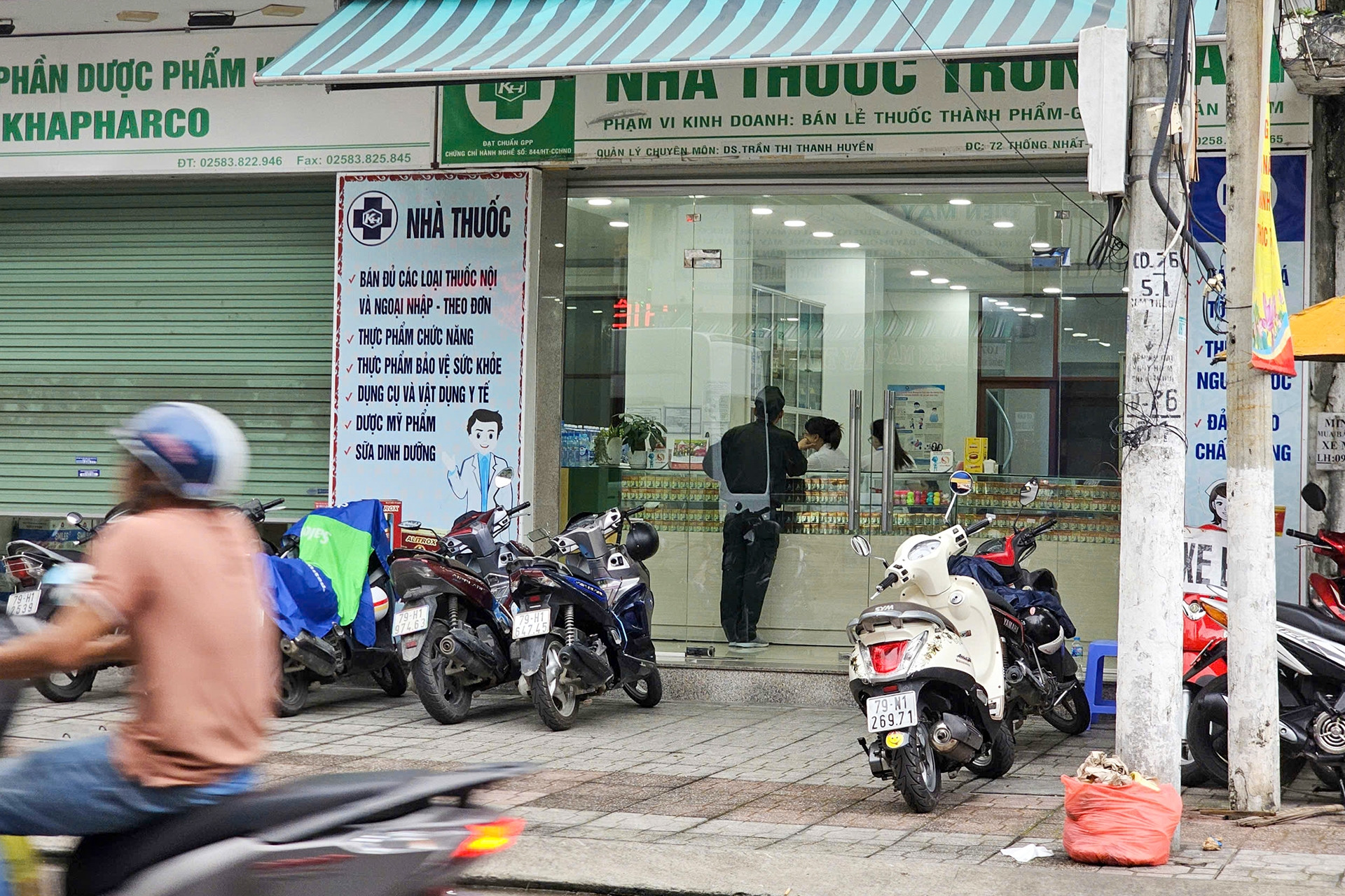 Công an xuất hiện tại trụ sở công ty dược phẩm ở Khánh Hòa