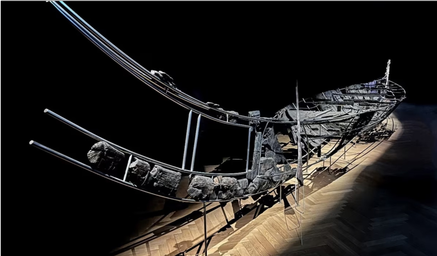 chiếc thuyền Hjortspring 2.400 năm tuổi hiện đang được trưng bày tại Bảo tàng Quốc gia Đan Mạch. Sahel Ganji/Đại học Lund