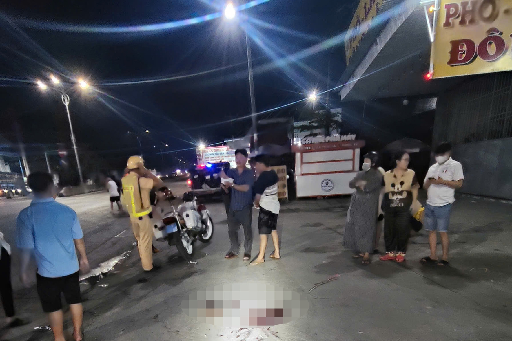 Đang kiểm tra nồng độ cồn, CSGT ngăn chặn nhóm người vác mã tấu hỗn chiến