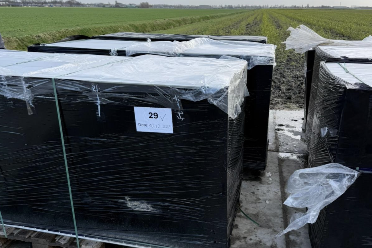 Gây chói mắt phi công, nhà máy điện mặt trời phải tháo bỏ 78.000 tấm pin