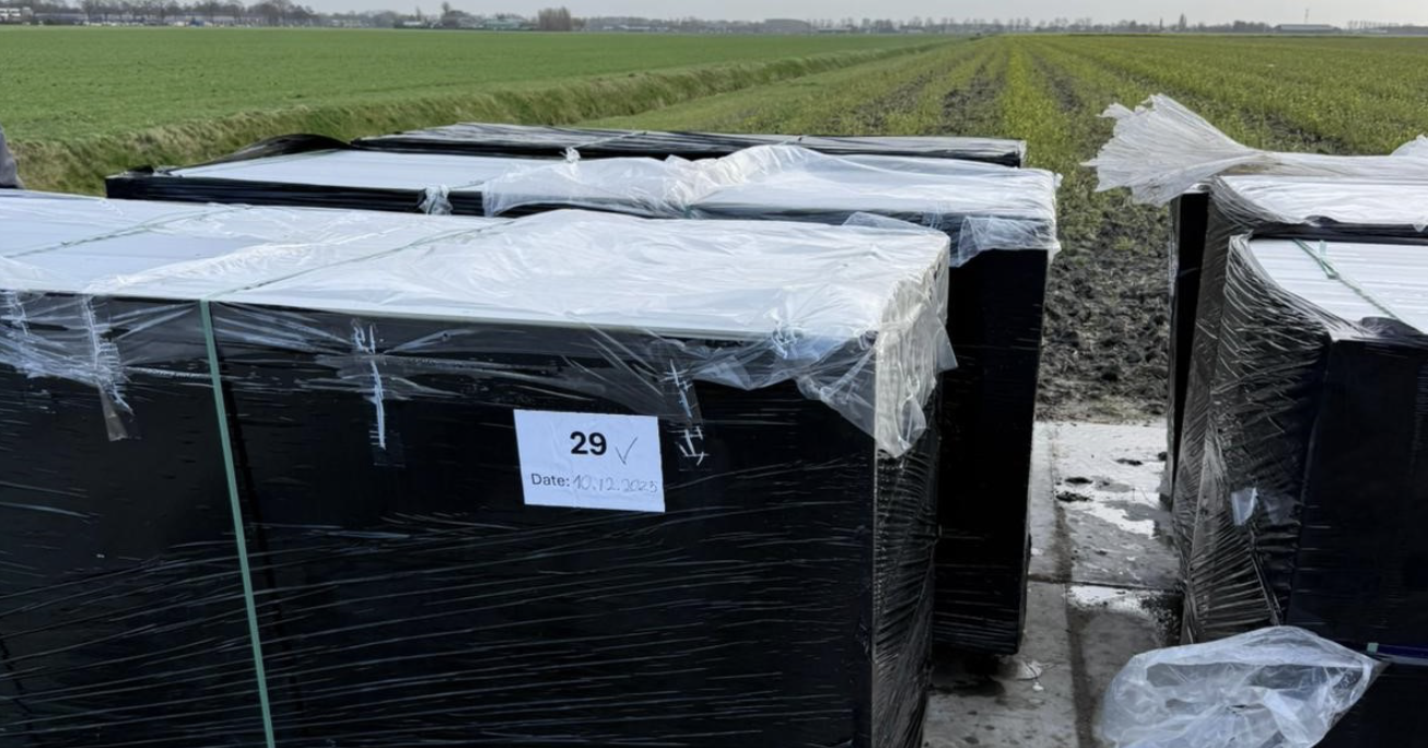 Gây chói mắt phi công, nhà máy điện mặt trời phải tháo bỏ 78.000 tấm pin