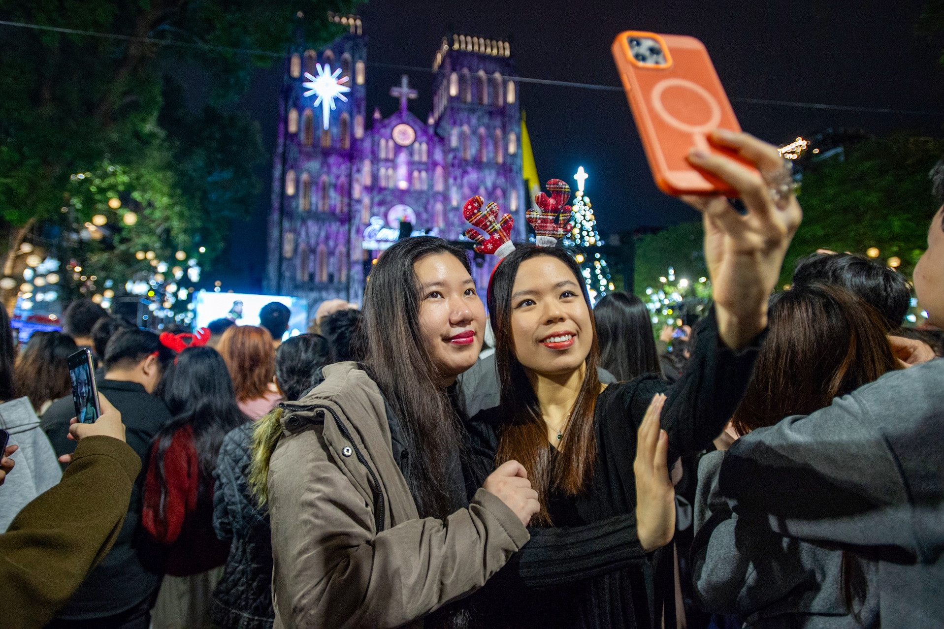 Hà Nội, TPHCM rực rỡ sắc màu: Người dân đổ ra đường đón Giáng sinh