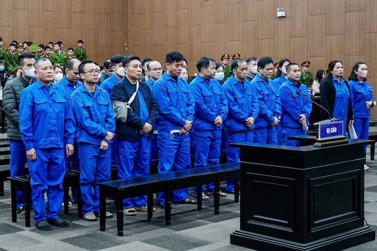 Hai cựu phó chánh án bị phạt 3 và 7 năm tù vì nhận hối lộ