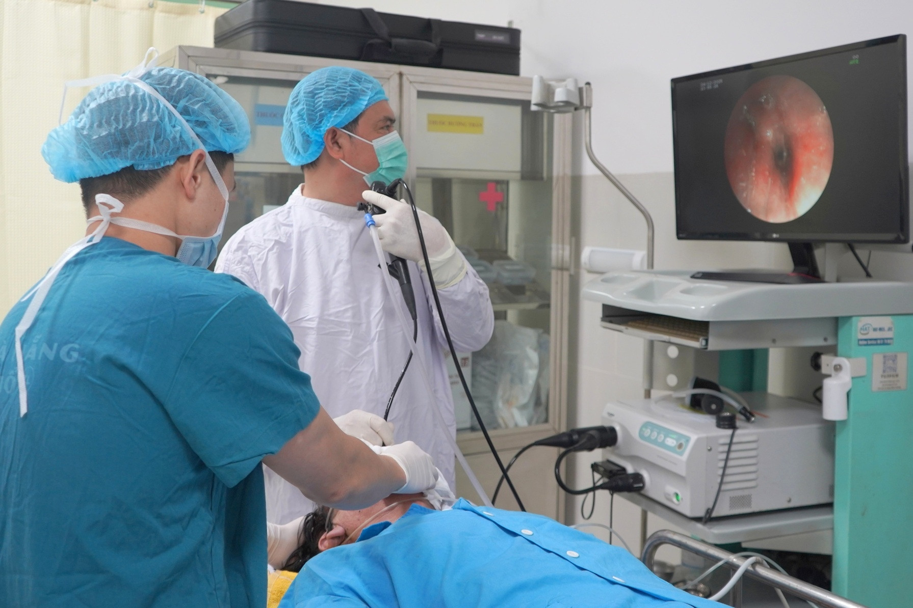 Mất 2 răng giả không rõ nguyên nhân, 20 năm sau phát hiện nằm trong phổi