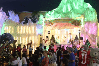  Người dân xóm đạo ở TPHCM cầu nguyện bình an trong đêm Giáng sinh ấm áp 