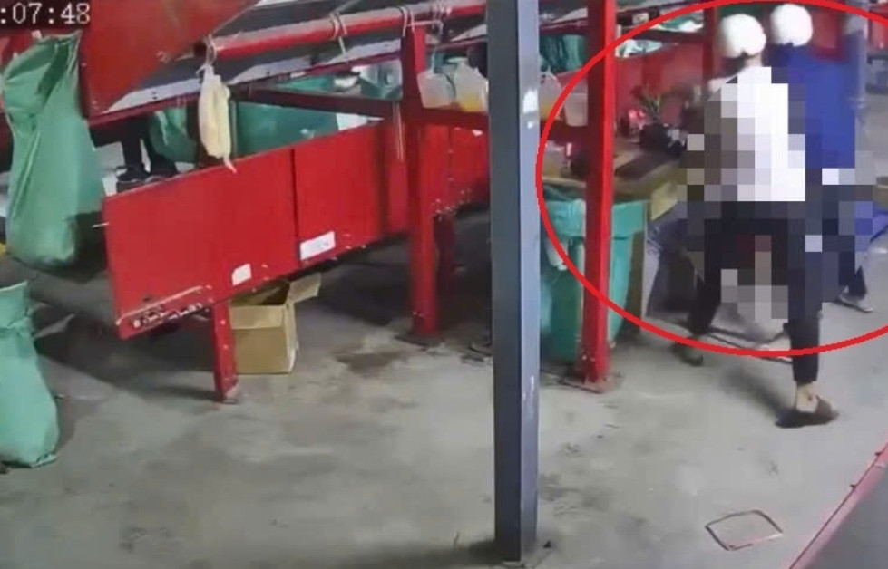 Nhóm người bịt mặt xông vào công ty chuyển phát nhanh, đâm tử vong tổ trưởng