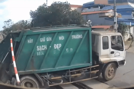  Ninh Bình: Xe chở rác tông hỏng cần chắn tự động đường sắt khi tàu sắp tới 