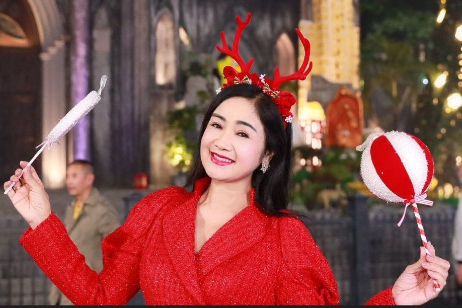 NSND Thu Hà U60 vẫn trẻ đẹp, Diễm My 9X gợi cảm đón Giáng sinh