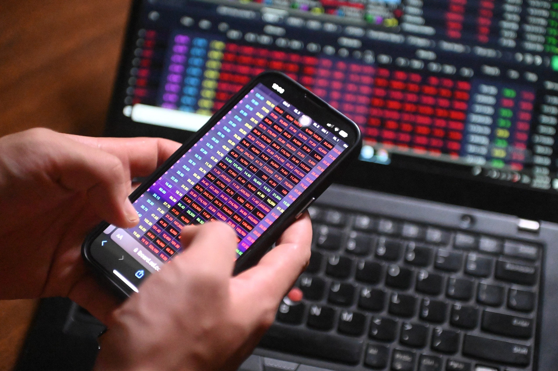 Thao túng giá cổ phiếu CRC, một cá nhân bị phạt 1,5 tỷ đồng