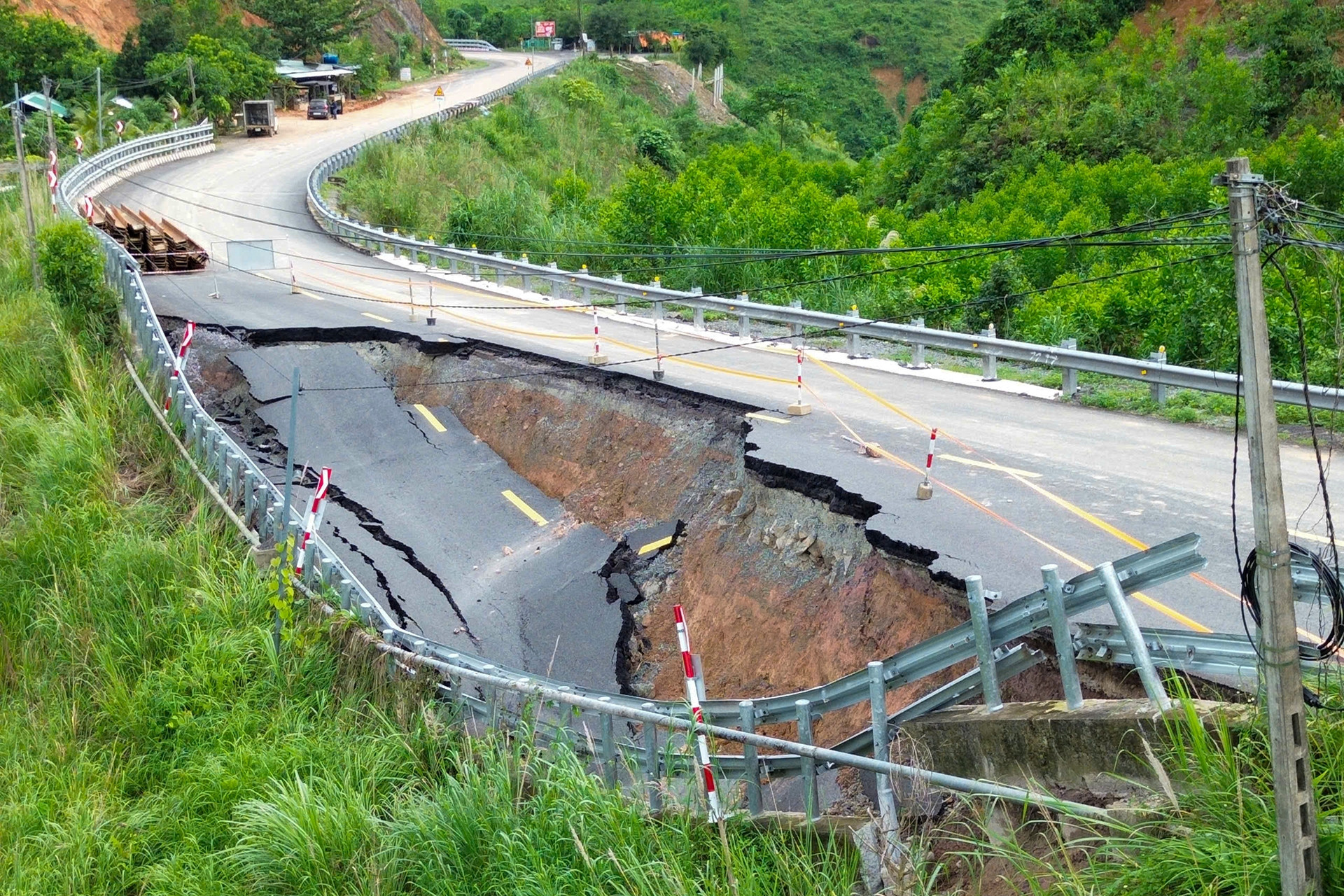 Thông xe có điều kiện qua đèo Khánh Lê sau hơn một tháng tê liệt