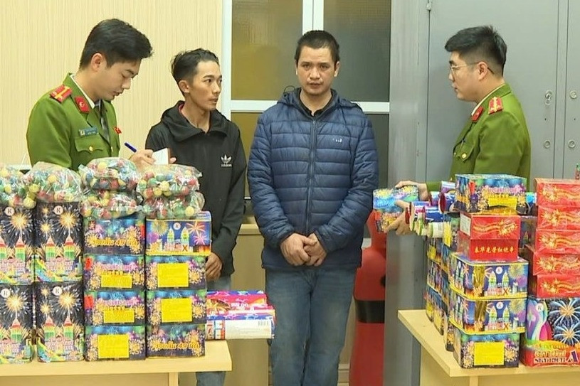 Từ dấu hiệu bất minh trên nhóm kín Facebook, cảnh sát xác định danh tính 3 người buôn hàng cấm