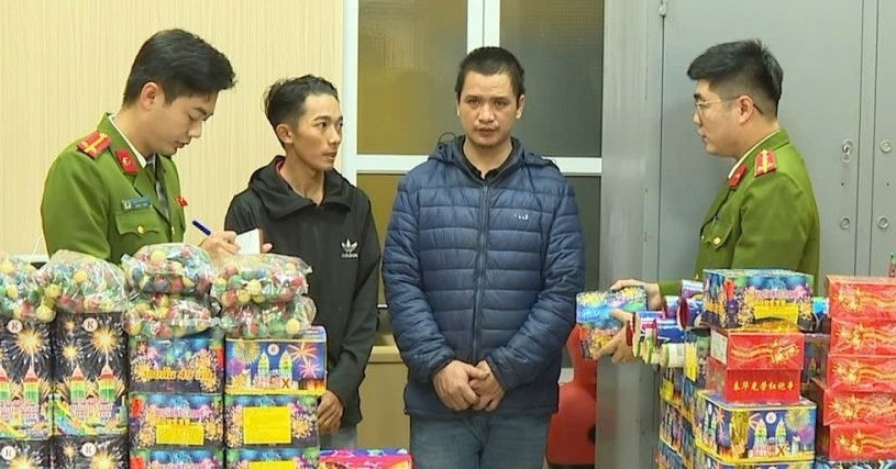 Từ dấu hiệu bất minh trên nhóm kín Facebook, cảnh sát xác định danh tính 3 người buôn hàng cấm