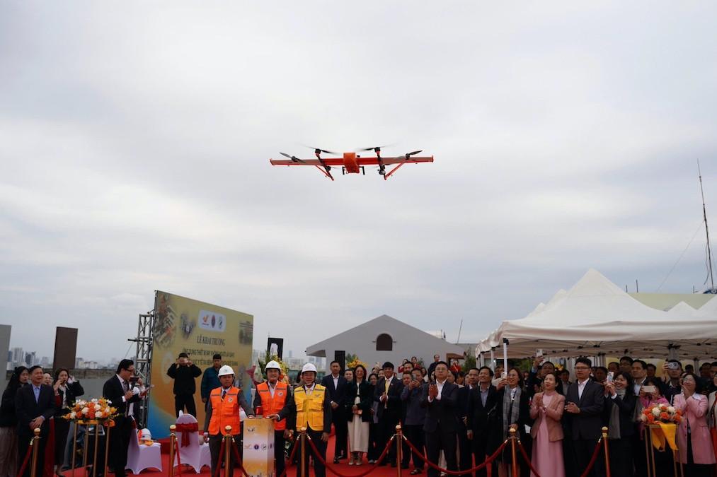 Bệnh viện đầu tiên dùng thiết bị bay không người lái đưa thuốc men đến trạm y tế