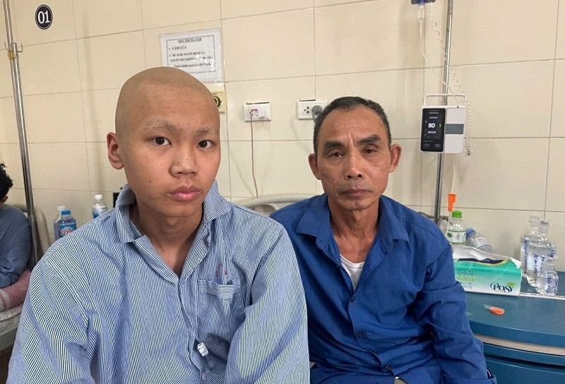 Chàng trai 18 tuổi mắc ung thư xương cần cộng đồng giúp đỡ để giữ lại đôi chân