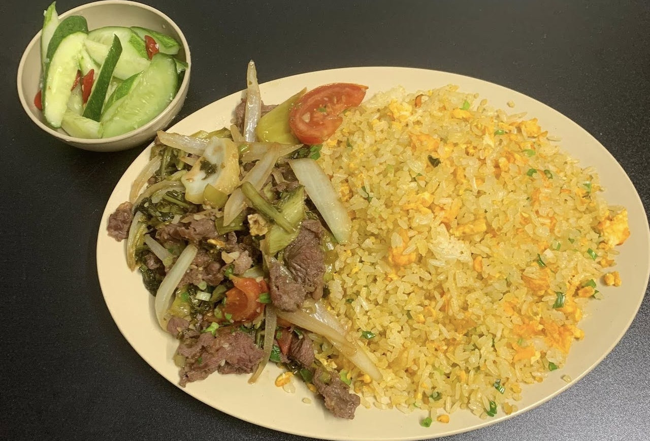  Cơm rang dưa bò giàu năng lượng, 3 nhóm người nên cân nhắc khi ăn 