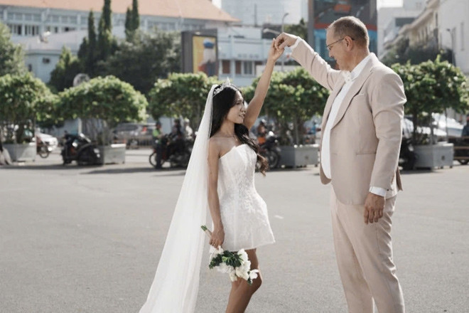 Con rể cao gần 2m, bố mẹ vợ ở Đồng Nai sửa nhà từ cầu thang đến bồn rửa mặt