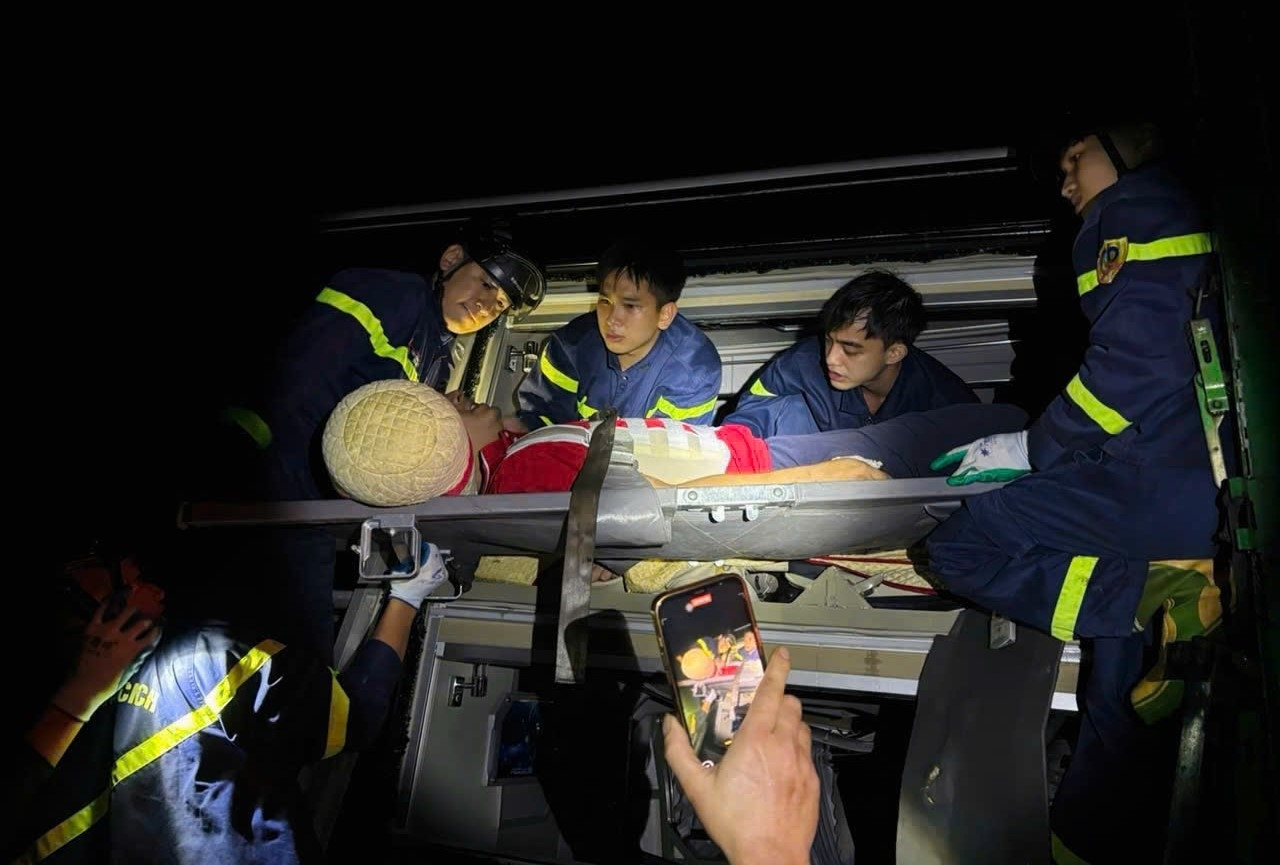 Công an hai tỉnh giải cứu nạn nhân mắc kẹt sau tai nạn giao thông trong đêm