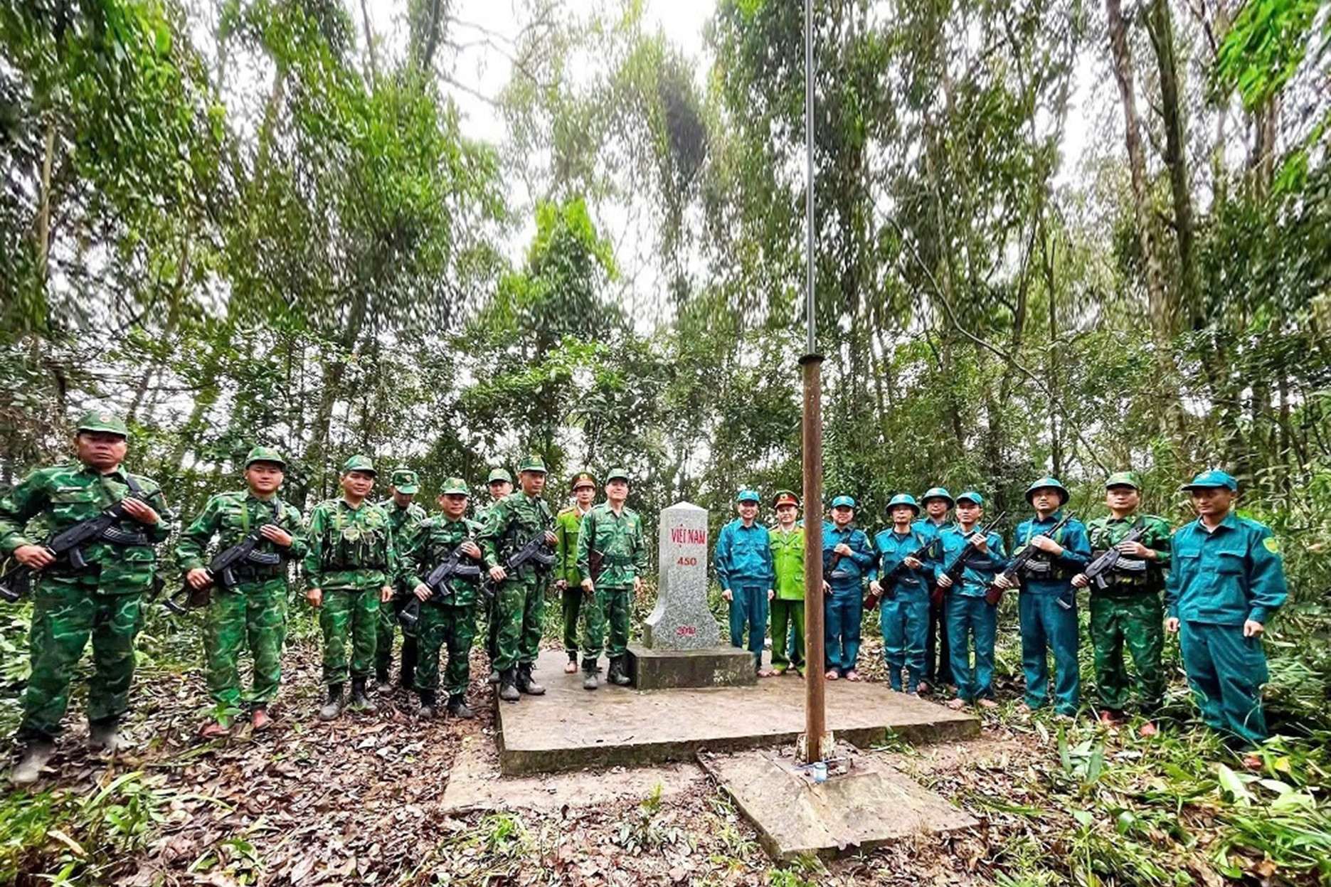 Đồn Biên phòng Ngọc Lâm phối hợp tuần tra với Đại đội Bộ đội Biên phòng Lào