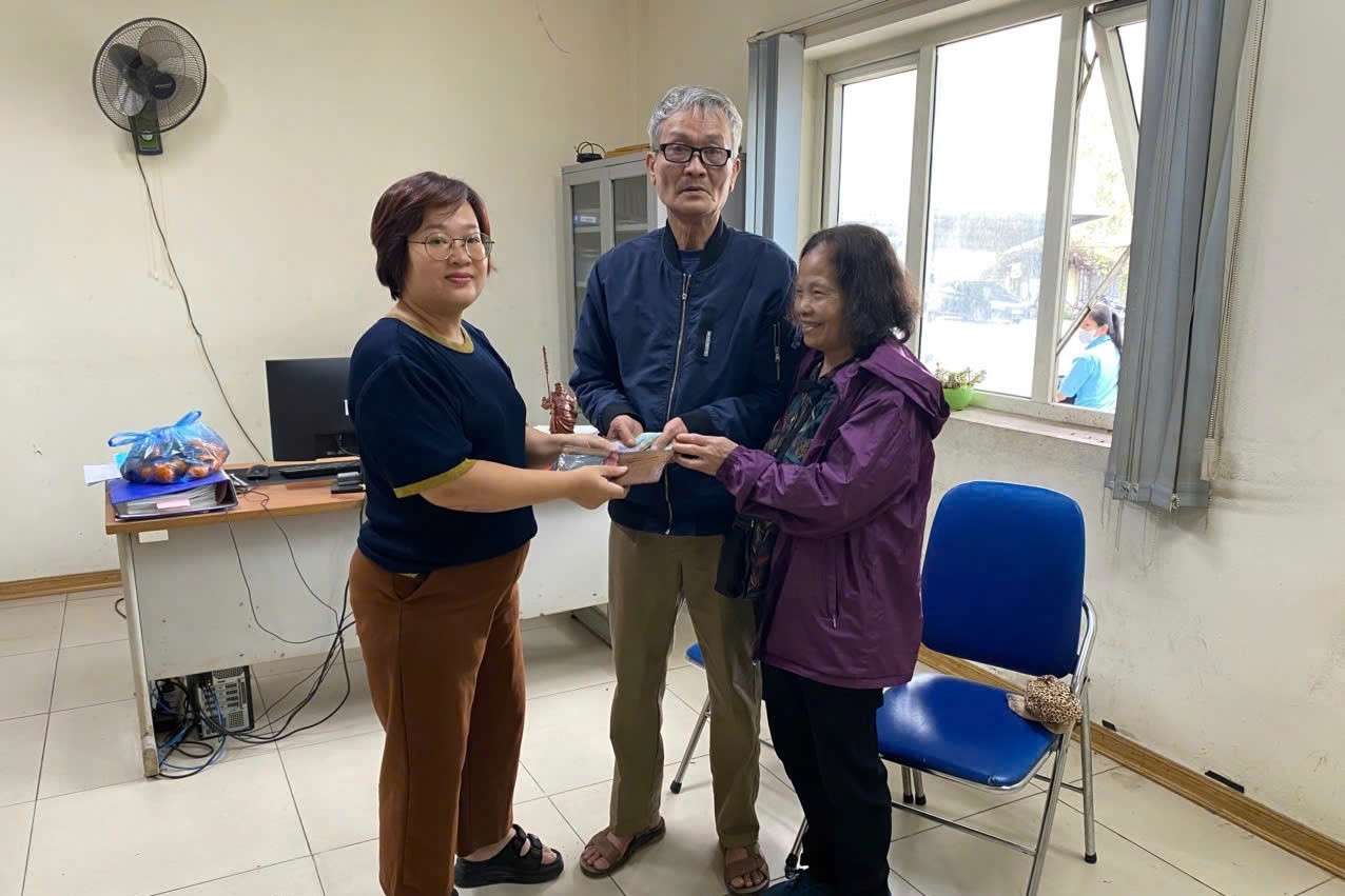 Hành khách nhận lại nguyên vẹn hơn 32 triệu đồng để quên trên xe buýt