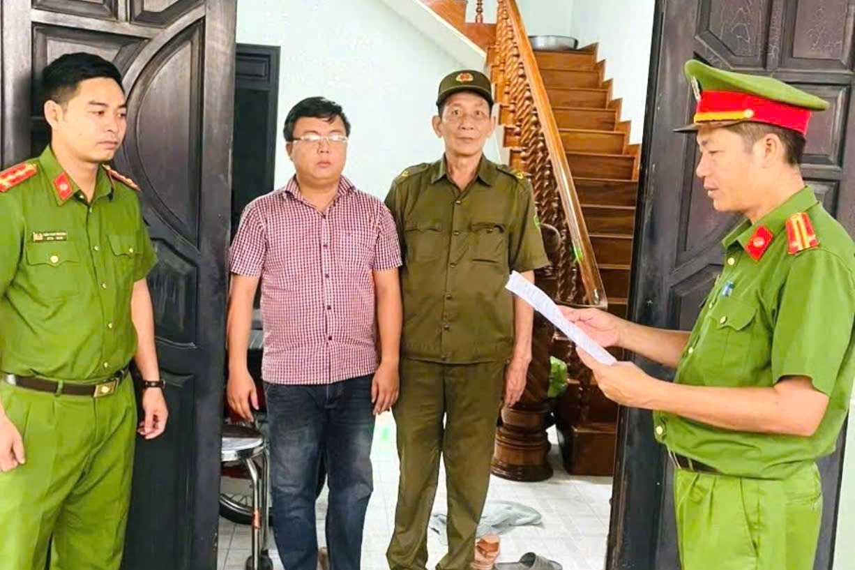  Khởi tố cửa hàng trưởng xăng dầu chiếm đoạt hơn 7,3 tỷ đồng cá độ bóng đá 